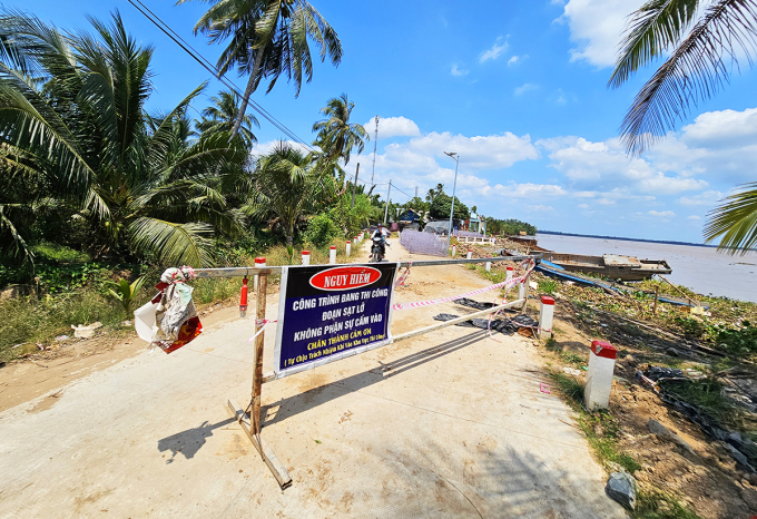Khu vực dự kiến thi công cống An Hóa (xã Giao Long) hiện đang bị sạt lở đe dọa. Ảnh: Thường Sơn