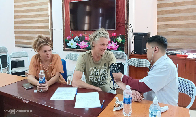 Khám sức khoẻ cho du khách đi lạc. Ảnh: Đỗ Đình Hùng