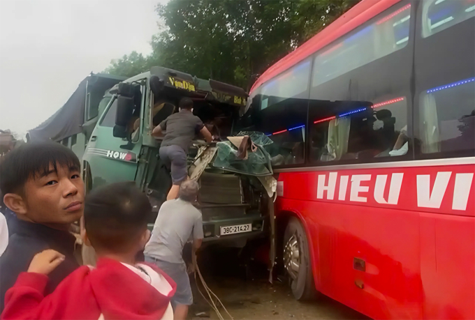 Hiện trường vụ tai nạn giữa ôtô trung chuyển khách với xe tải, sáng 2/3. Ảnh: Hùng Lê