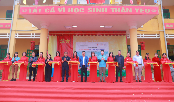 Lễ cắt băng khánh thành bàn giao công trình vệ sinh mới tại trường Tiểu học Nhữ Khê. Ảnh: Thanh Nga