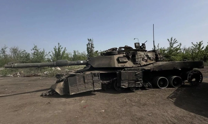 Xác xe tăng M1 Abrams của Ukraine gần tiền tuyến tháng 4/2024. Ảnh: BQP Nga