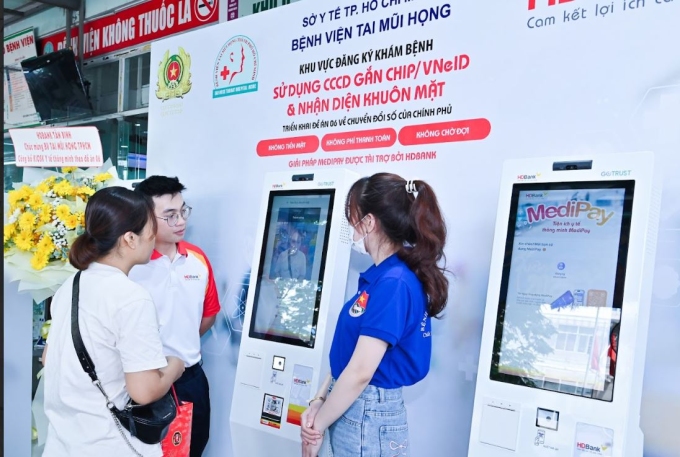 Người dân tìm hiểu Kiosk y tế thông minh. Ảnh: HDBank