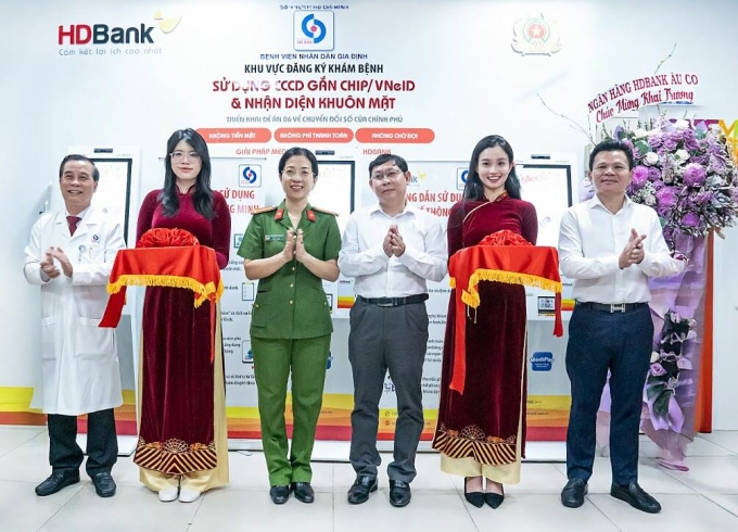 Đại diện Ban Lãnh đạo HDBank cùng đại diện các đơn vị liên quan cắt băng tại lễ triển khai Kiosk y tế thông minh tại Bệnh viện Nhân dân Gia Định ngày 27/2.Ảnh: HDBank