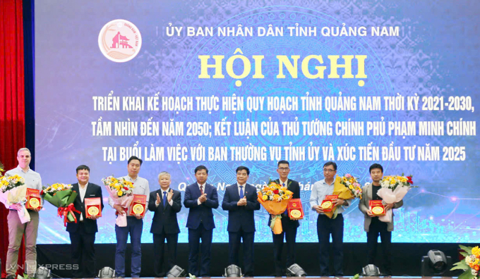 Lãnh đạo tỉnh Quảng Nam trao chứng nhận đăng ký đầu tư cho sáu dự án. Ảnh: Đắc Thành