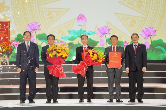 Ông Nguyễn Đức Hải, Phó Chủ tịch Quốc hội (bên phải) trao Nghị quyết thành lập thành phố Phú Mỹ cho lãnh đạo thành phố. Ảnh: Trường Hà
