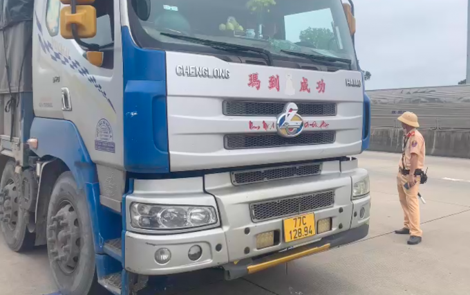 Xử phạt lái xe tải và chủ phương tiện gần 250.000 triệu đồng. Ảnh: Cục CSGT