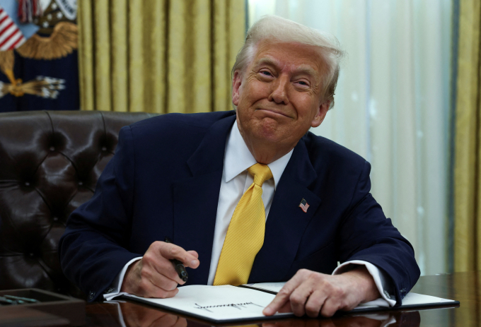 U.S. President Donald Trump signs an executive order in the Oval Office of the White House in Washington 7/3 Reuters