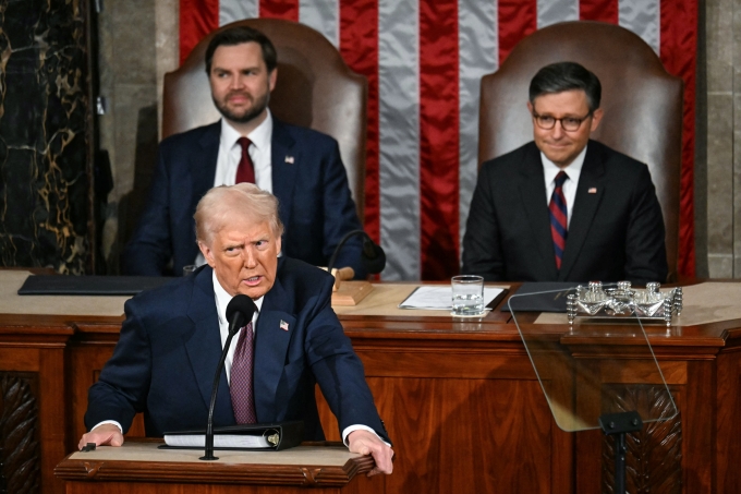 Tổng thống Mỹ Donald Trump phát biểu tại quốc hội ngày 4/3, phía sau là Phó tổng thống JD Vance (trái) và Chủ tịch Hạ viện Mike Johnson. Ảnh: AFP
